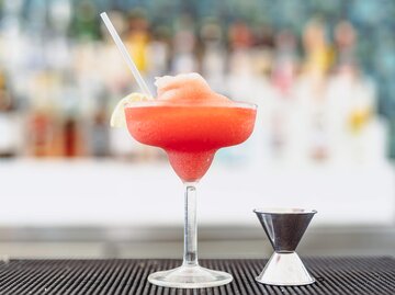Frozen Lillet steht an der Bar | © Getty Images/Joel Villanueva