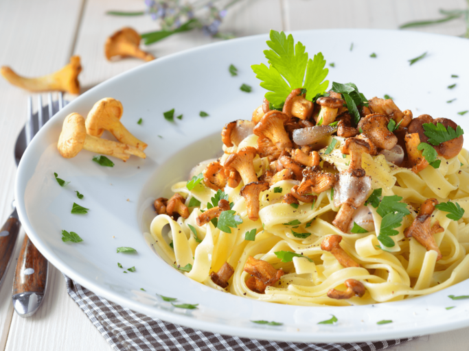 Teller mit Pasta und Pfifferlingen | © Getty Images/kabVisio