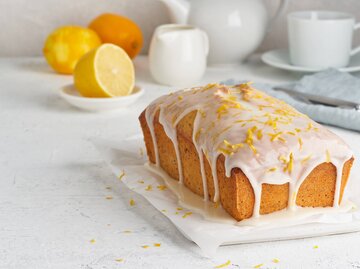 Aperol-Spritz-Kuchen servierfertig | © Getty Images/NataBene