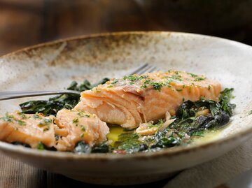 Lachs mit Pinienkernen | © Getty Images/LauriPatterson