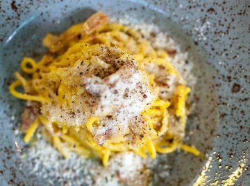Spaghetti Carbonara auf einem Teller angerichtet. | © Getty Images/Kirill Rudenko