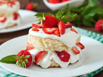 Ein stück Spaghetti-Eis-Kuchen auf Kuchenteller | © Getty Images/Elena_Danileiko