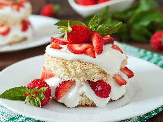 Ein stück Spaghetti-Eis-Kuchen auf Kuchenteller | © Getty Images/Elena_Danileiko