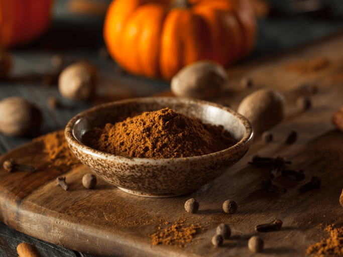 Pumpkin Spice in einem Schälchen | © Getty Images/bhofack2