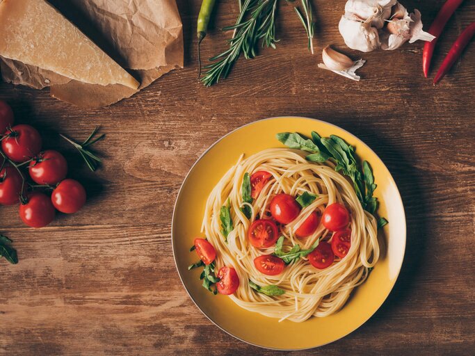 Nudeln mit Tomaten und Rucola | © LightField Studios/Shutterstock.com