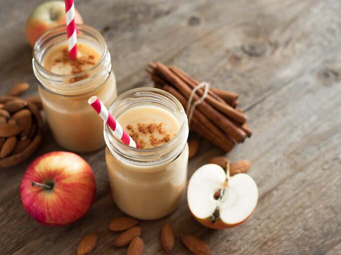 Milchgetränk mit Apfel und Zimt | © Oksana Mizina/Shutterstock.com