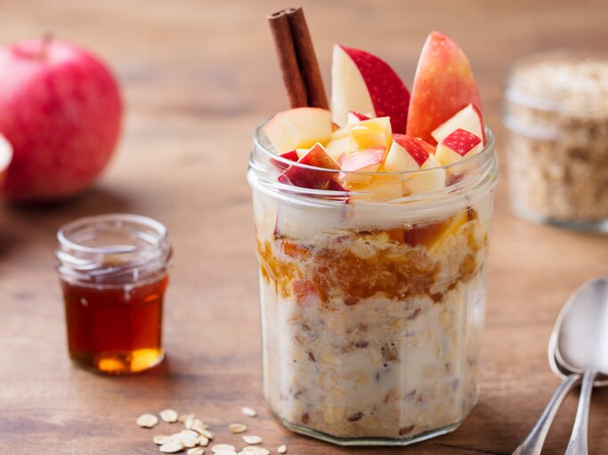 Apfel-Zimt Overnight Oats im Glas | © Getty Images/AnnaPustynnikova