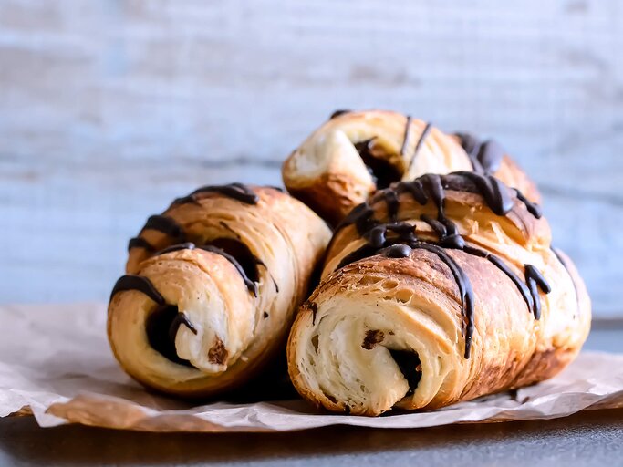 Schoko-Croissants auf einem Teller serviert | © Getty Images/Kichigin