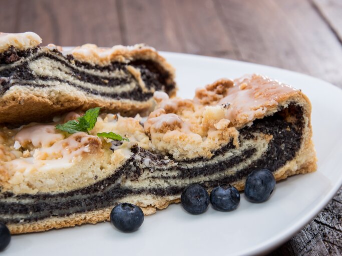 Mohnkuchen mit Streuseln und Blaubeeren serviert | © Shutterstock.com/HandmadePictures