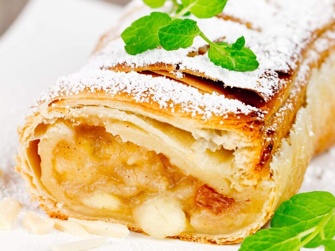 Apfelstrudel mit Puderzucker | © Getty Images/PicLeidenschaft