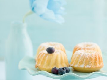 Mini Gugelhupf mit Vanille und Blaubeeren dekoriert | © Getty Images/Redphotographer