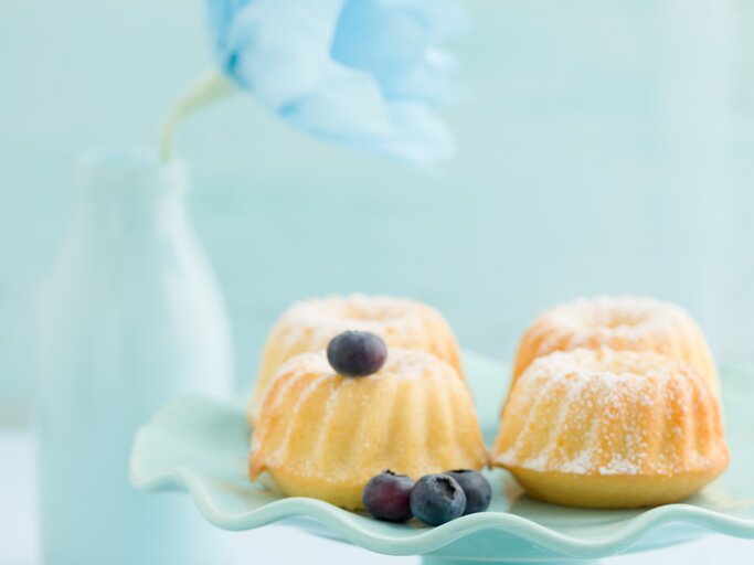 Mini Gugelhupf mit Vanille und Blaubeeren dekoriert | © Getty Images/Redphotographer