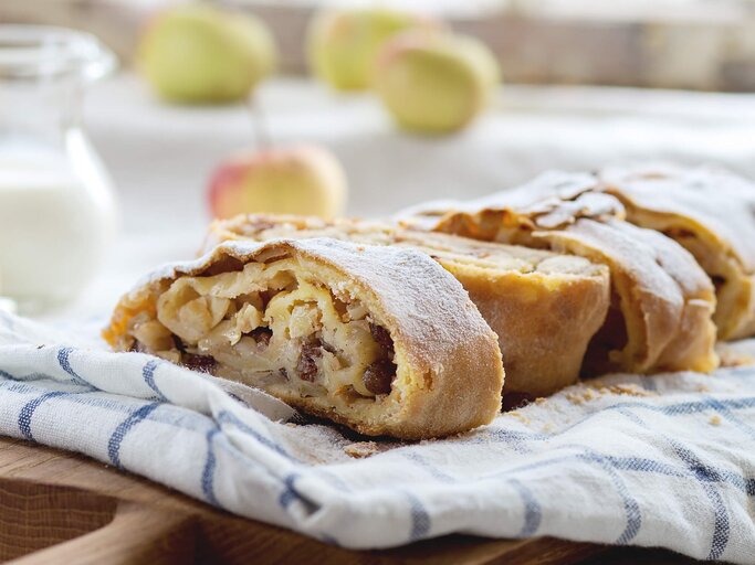 Apfelstrudel in Stücke geschnitten | © Getty Images/NatashaBreen