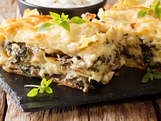 Weiße Lasagne mit Pilzen | © Getty Images/ALLEKO