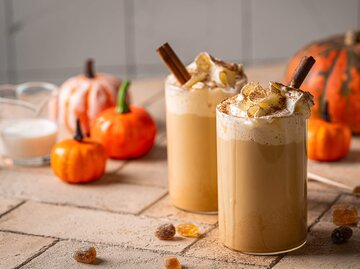 Zwei Gläser mit Pumpkin Spice Latte gefüllt | © Getty Images/Tatiana Goskova / 500px