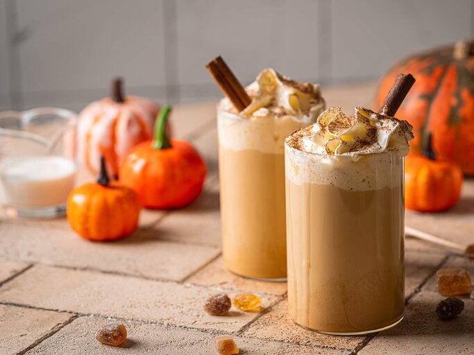 Zwei Gläser mit Pumpkin Spice Latte gefüllt | © Getty Images/Tatiana Goskova / 500px