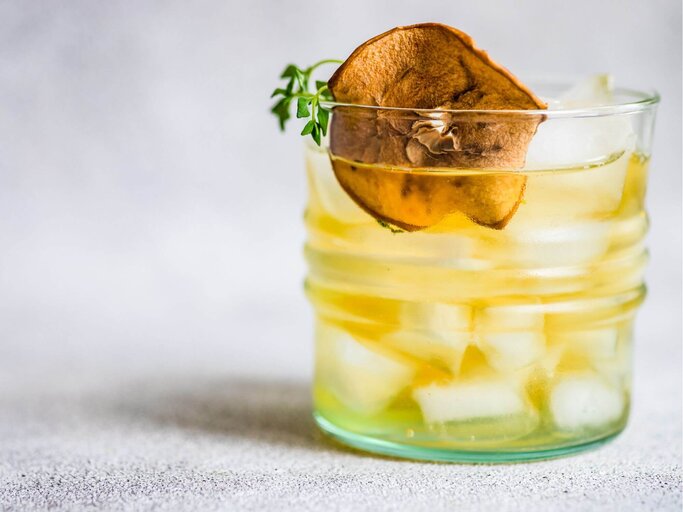 Apfel Sprizz Cocktail | © Getty Images/annabogush