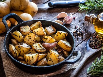 Rosmarinkartoffeln in Pfanne | © Getty Images/fcafotodigital