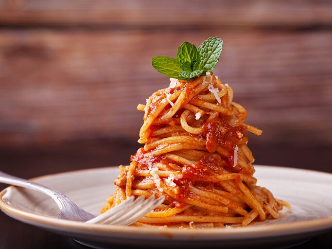 Spaghetti al Pomodoro auf Teller serviert | © Getty Images/Cris Cantón
