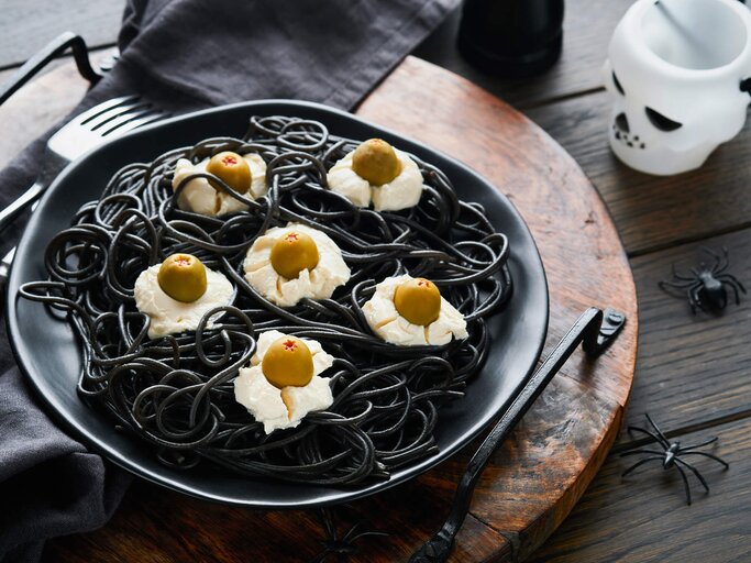 Schwarze Nudeln als Halloween-Rezept | © Getty Images/kasia2003