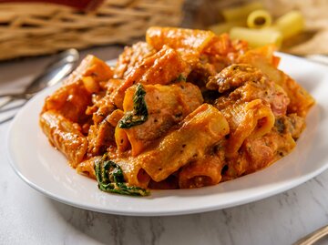 Rigatoni in Paprikasoße | © Getty Images/EzumeImages