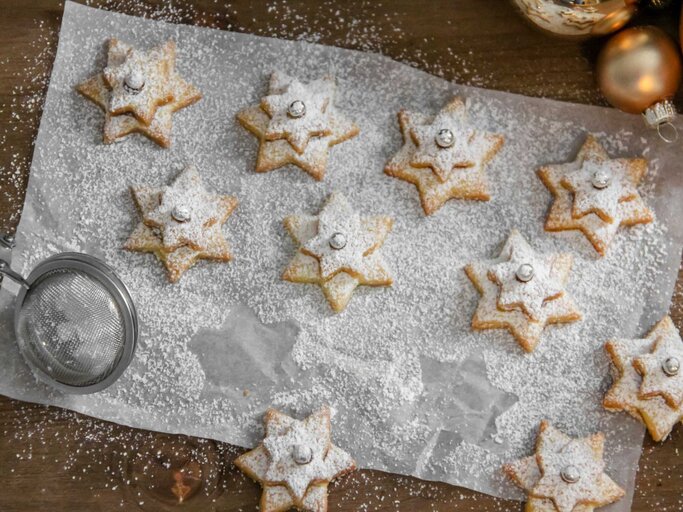 Aufnahme von Weihnachtsplätzchen | © Getty Images/Thomas Janisch