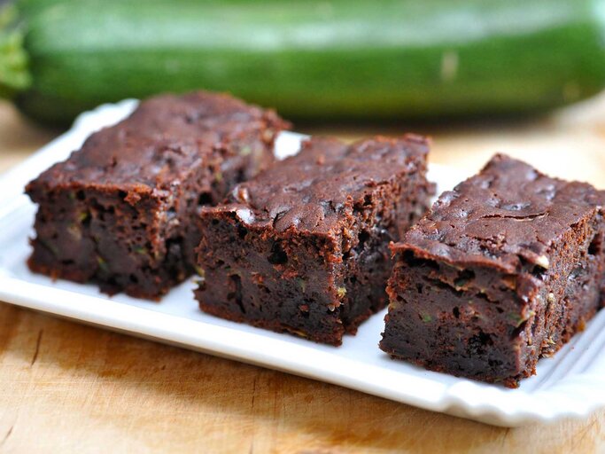 Schokokuchen mit geraspelter Zucchini in Stücken auf einem Blech | © Getty Images/A_Lein