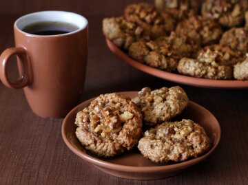 Aufnahme von Haferflocken-Walnuss-Keksen und einer Kaffeetasse  | © Getty Images/Katrin Ray Shumakov