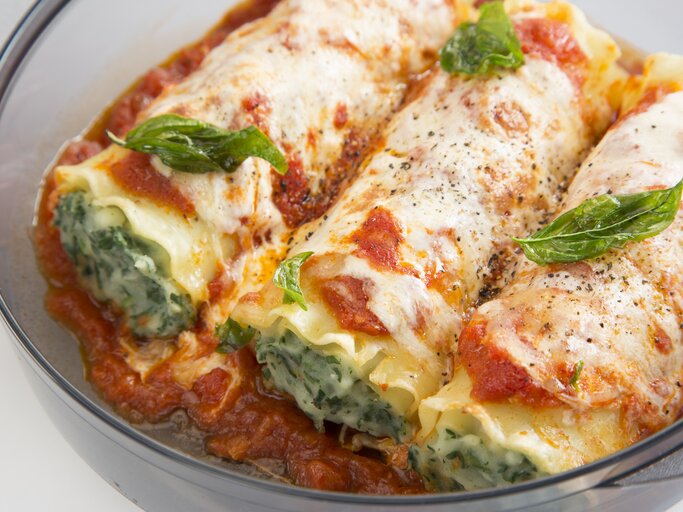 Cannelloni gefüllt mit Spinat und Ricotta und mit Käse überbacken | © Getty Images/ALEAIMAGE