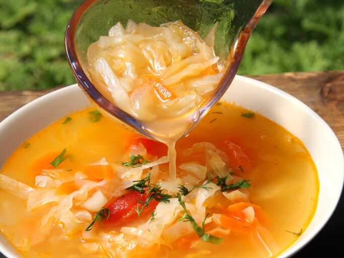 Russische Kohlsuppe | © Getty Images/lenazap