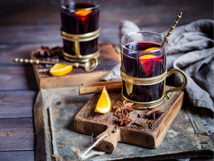 Glastassen mit Glühwein | © Getty Images/Westend61