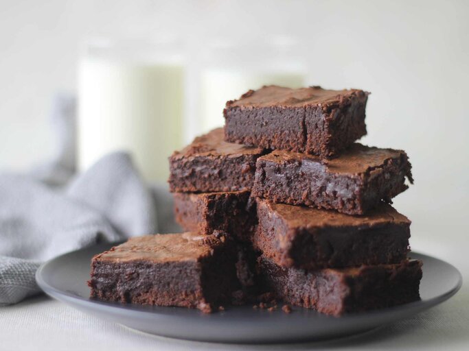 Hausgemachter fudgy Schokoladen-Brownie in quadratische Blöcke geschnitten und übereinander gestapelt | © Getty Images/Jogy Abraham