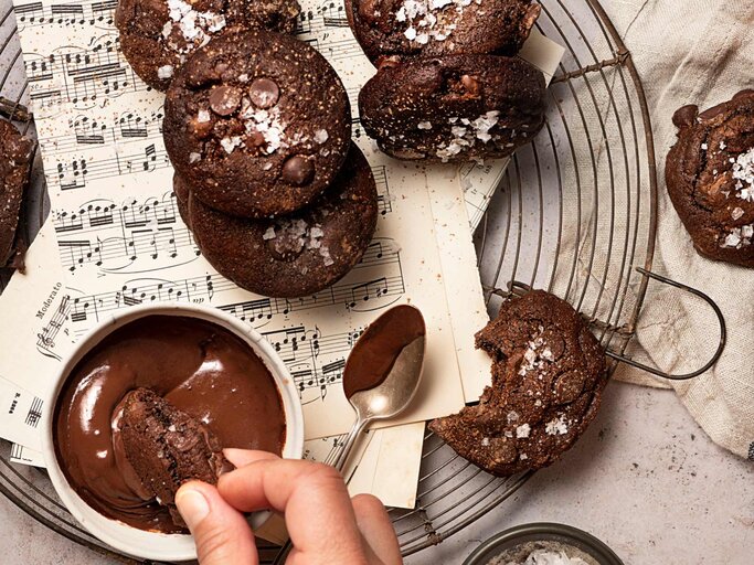 Schokoladige Kekse, die in Nutella getunkt werden | © Getty Images/Monica Bertolazzi
