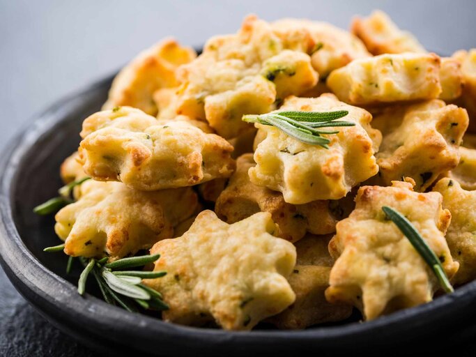 Köstliche hausgemachte Plätzchen mit Parmesan und Rosmarin | © Getty Images/brebca