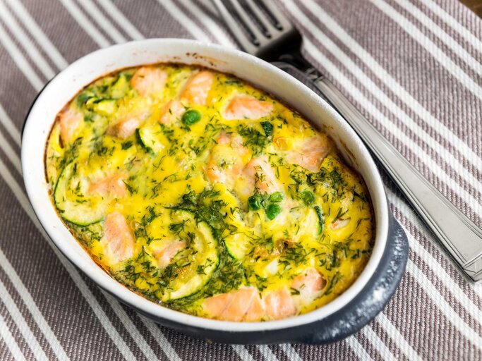Winterliches Soulfood: Schneller Rosenkohl-Lachs-Auflauf