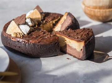 Schokoladenkuchen mit Karamell auf hellem Hintergrund, Snickers Kuchen | © Getty Images/gorchittza2012