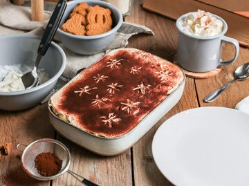 Tiramisu mit weihnachtlicher Deko | © Getty Images/MelanieMaya