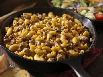 Cheeseburger Pasta in einer Pfanne  | © Getty Images/LauriPatterson