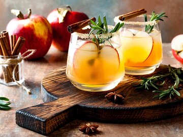 Rauchiger Apfelwein Margarita Herbstcocktail mit Zimt, Rosmarin und Sternanis | © Getty Images/sveta_zarzamora