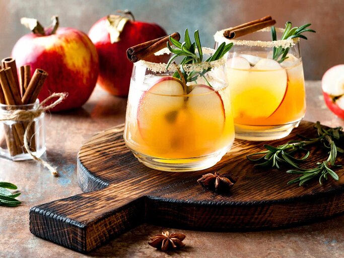 Rauchiger Apfelwein Margarita Herbstcocktail mit Zimt, Rosmarin und Sternanis | © Getty Images/sveta_zarzamora