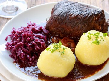 Rinderrouladen mit Rotkohl und Kartoffelklößen | © Getty Images/juefraphoto