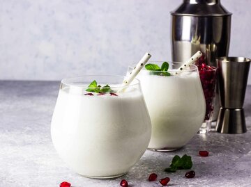 Weißer Cocktail White Christmas Mojito mit Granatapfelkernen | © Getty Images/JuliaMikhaylova