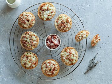 Kleine Pizzabrötchen, wie kleine Flammkuchen, auf einem Blech | © Getty Images/Svetlana Ivanova