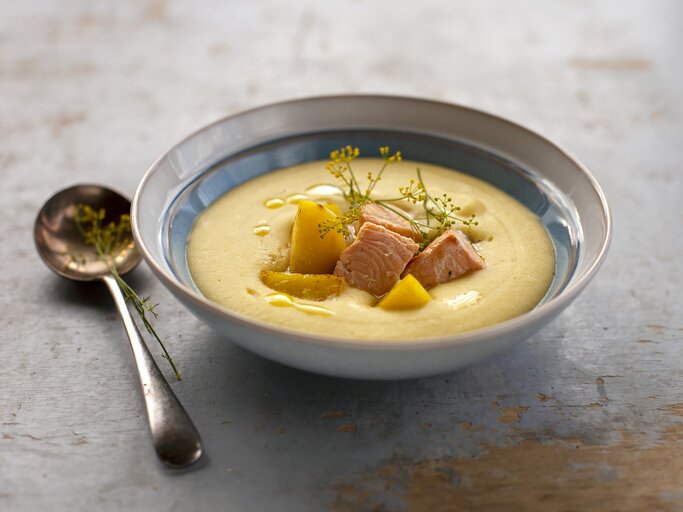 Klassiker aus Finnland: Diese cremige Lachssuppe mit Schmand und Dill ...