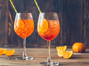 Gläser mit fruchtigem Mandarinen-Lillet-Cocktail | © Getty Images/AlexPro9500