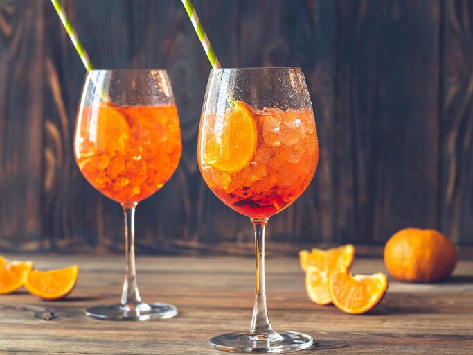 Gläser mit fruchtigem Mandarinen-Lillet-Cocktail | © Getty Images/AlexPro9500
