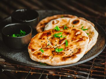 Traditionelles indisches Naan Fladenbrot - Flatbread aus der Pfanne | © Getty Images/Rocky89