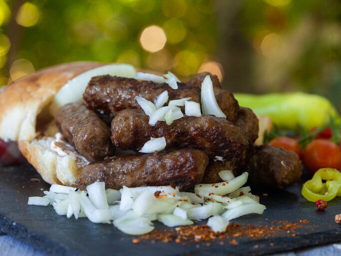 Cevapcici in Fladenbrot | © Getty Images/meteo021