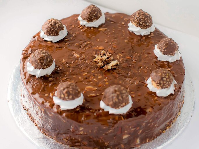 Ferrero-Rocher-Torte | © Getty Images/www.mesumd.com