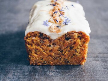 angeschnittener Karottenkuchen mit Frosting | © Getty Images/Sarah Lausch/EyeEm